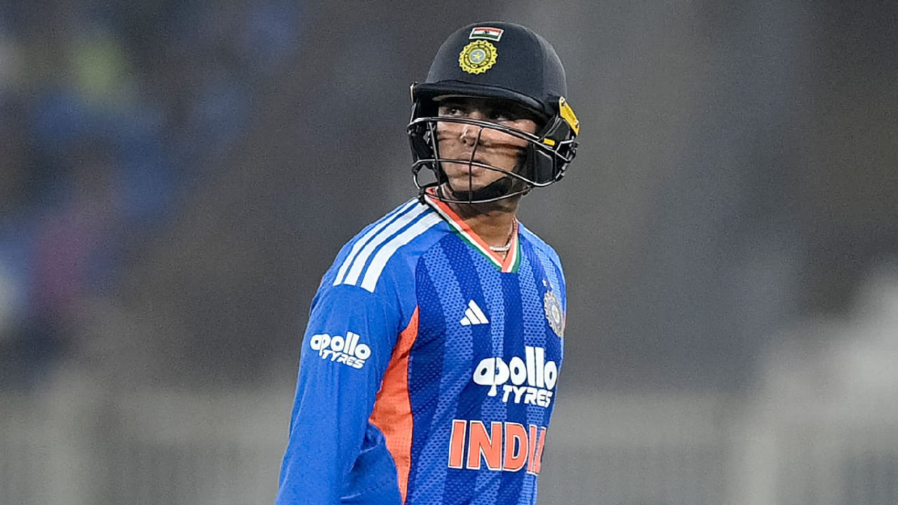 ಅರ್ಧಶತಕದ ಬಳಿಕ 6 ಎಸೆತಗಳನ್ನು ಎದುರಿಸಿದ ಅಭಿಷೇಕ್ ಶರ್ಮಾ 1,4,6,4,1,1 ರನ್​ ಕಲೆಹಾಕಿದ್ದಾರೆ. ಈ ಮೂಲಕ 20 ಎಸೆತಗಳಲ್ಲಿ ಅಜೇಯ 68 ರನ್ ಸಿಡಿಸಿದ್ದಾರೆ. ಇದರೊಂದಿಗೆ ಟಿ20 ಕ್ರಿಕೆಟ್ ಇತಿಹಾಸದಲ್ಲೇ ಒಂದೇ ಒಂದು ಡಾಟ್ ಬಾಲ್ ಆಡದೇ ಗರಿಷ್ಠ ವೈಯುಕ್ತಿ ಸ್ಕೋರ್​ಗಳಿಸಿದ ಬ್ಯಾಟರ್ ಎಂಬ ವಿಶ್ವ ದಾಖಲೆ ಅಭಿಷೇಕ್ ಶರ್ಮಾ ಪಾಲಾಯಿತು.