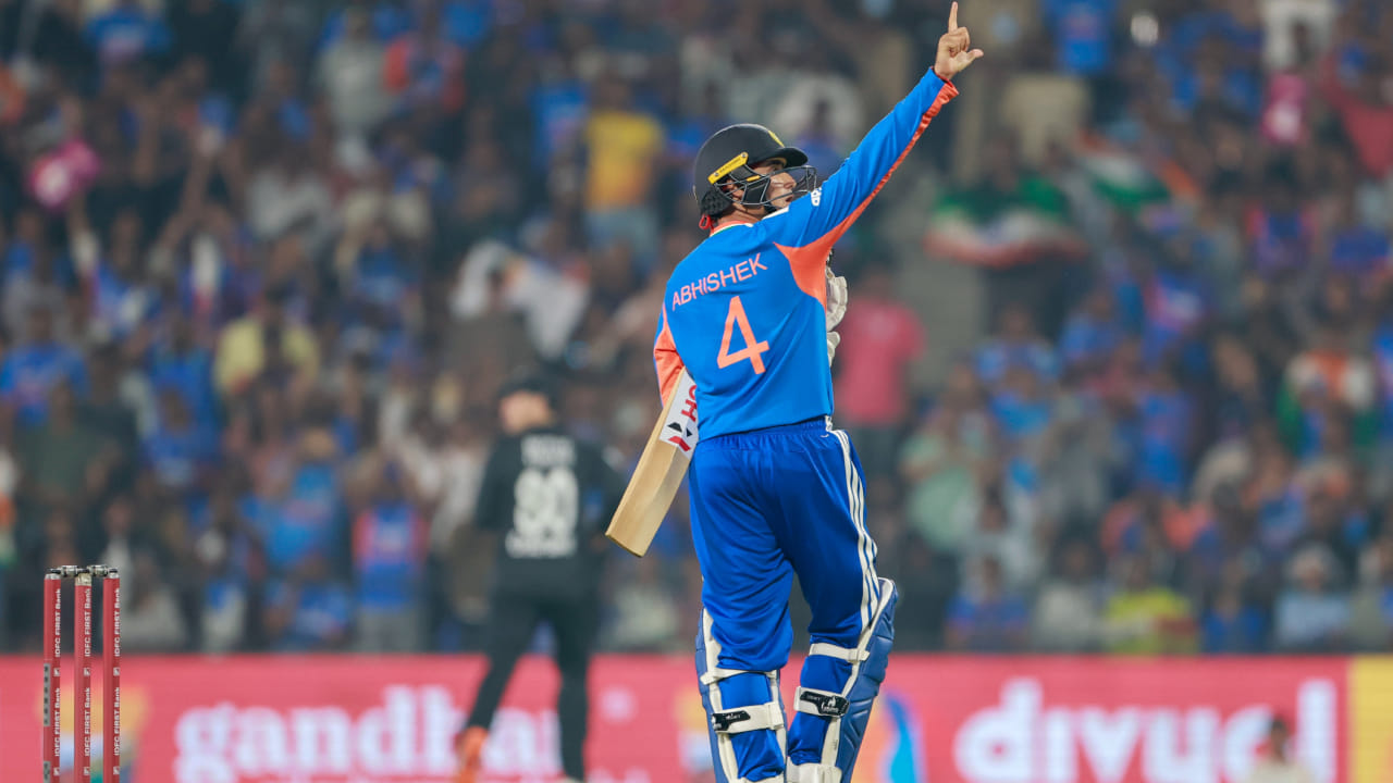ನಾಗ್ಪುರದಲ್ಲಿ ನಡೆದ ಈ ಪಂದ್ಯದಲ್ಲಿ ಟಾಸ್ ಸೋತು ಮೊದಲು ಬ್ಯಾಟಿಂಗ್ ಮಾಡಿದ ಟೀಂ ಇಂಡಿಯಾ ಪರ ಹೊಡಿಬಡಿ ಆಟವನ್ನಾಡಿದ ಅಭಿಷೇಕ್ ಕೇವಲ 22 ಎಸೆತಗಳಲ್ಲಿ ನಾಲ್ಕು ಬೌಂಡರಿ ಮತ್ತು ನಾಲ್ಕು ಸಿಕ್ಸರ್‌ಗಳ ಸಹಿತ ಅರ್ಧಶತಕ ಬಾರಿಸಿದರು. ಇದರೊಂದಿಗೆ, ಅಭಿಷೇಕ್ ಶರ್ಮಾ ಹಲವಾರು ದಾಖಲೆಗಳನ್ನು ಮುರಿದರು. 