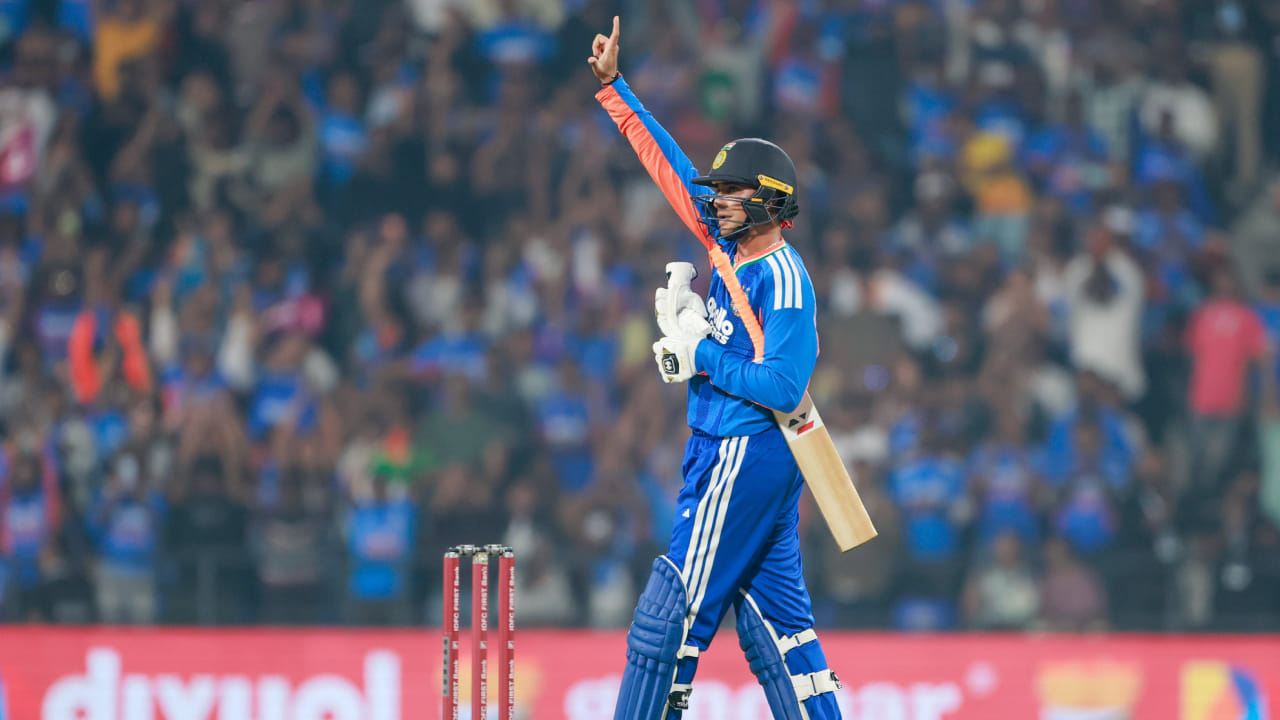 ಫಿಲ್ ಸಾಲ್ಟ್, ಸೂರ್ಯಕುಮಾರ್ ಯಾದವ್ ಮತ್ತು ಎವಿನ್ ಲೂಯಿಸ್‌ ತಲಾ 25 ಎಸೆತಗಳಲ್ಲಿ ಅಥವಾ ಅದಕ್ಕಿಂತ ಕಡಿಮೆ ಎಸೆತಗಳಲ್ಲಿ ಏಳು ಬಾರಿ ಅಂತಾರಾಷ್ಟ್ರೀಯ ಟಿ20 ಅರ್ಧಶತಕ ಬಾರಿಸಿದ್ದಾರೆ. ಇದೀಗ ಅಭಿಷೇಕ್ ಶರ್ಮಾ ಈಗ ಎಲ್ಲರನ್ನೂ ಹಿಂದಿಕ್ಕಿದ್ದು, ಕೇವಲ 34 ಪಂದ್ಯಗಳಲ್ಲಿ ಈ ಸಾಧನೆ ಮಾಡಿದ್ದಾರೆ.
