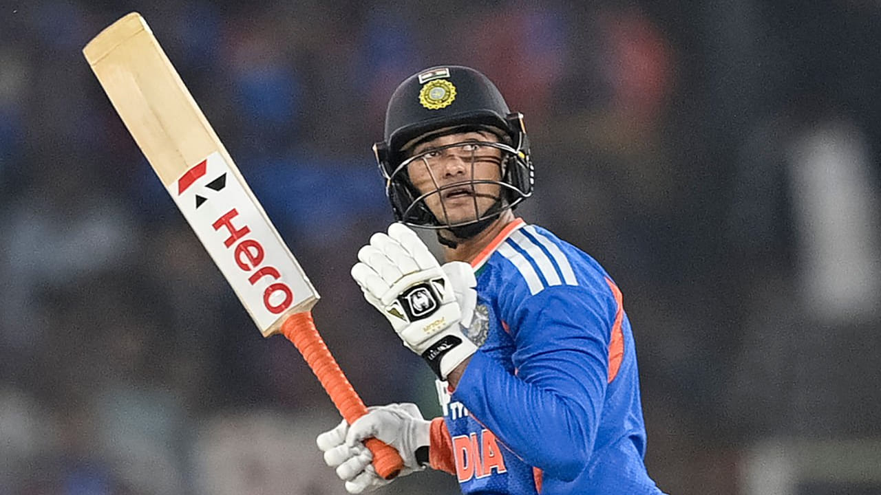 ಅಷ್ಟೇ ಅಲ್ಲದೆ ಈ ಪಂದ್ಯದಲ್ಲಿ 340 ಸ್ಟ್ರೈಕ್ ರೇಟ್​ನಲ್ಲಿ ಬ್ಯಾಟ್ ಬೀಸಿದ ಅಭಿಷೇಕ್ ಶರ್ಮಾ ಅಜೇಯ 68 ರನ್ ಗಳಿಸಿದ್ದರು. ಈ ಮೂಲಕ 300 ಕ್ಕಿಂತ ಅಧಿಕ ಸ್ಟ್ರೈಕ್ ರೇಟ್​ನಲ್ಲಿ ಇನಿಂಗ್ಸ್​ 50+ ಸ್ಕೋರ್​ಗಳಿಸಿ ಅಜೇಯರಾಗಿ ಉಳಿದ ಬ್ಯಾಟರ್​ಗಳ ಪಟ್ಟಿಯಲ್ಲೂ ಅಭಿಷೇಕ್ ಶರ್ಮಾ ಸ್ಥಾನ ಪಡೆದಿದ್ದಾರೆ. ಒಟ್ಟಿನಲ್ಲಿ ಟಿ20 ಕ್ರಿಕೆಟ್​ನಲ್ಲಿ ತನ್ನ ಆರ್ಭಟ ಮುಂದುವರೆಸಿರುವ ಅಭಿಷೇಕ್ ದಾಖಲೆಗಳ ಮೇಲೆ ದಾಖಲೆ ಬರೆಯುತ್ತಾ ಸಾಗುತ್ತಿದ್ದು, ಮುಂಬರುವ ಟಿ20 ವಿಶ್ವಕಪ್​ನಲ್ಲೂ ಯುವ ದಾಂಡಿಗನ ಕಡೆಯಿಂದ ಭರ್ಜರಿ ರೆಕಾರ್ಡ್​ಗಳನ್ನು ನಿರೀಕ್ಷಿಸಬಹುದು.