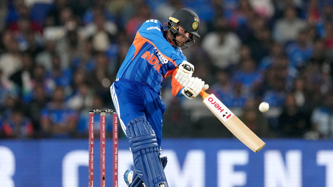 ಟೀಂ ಇಂಡಿಯಾದ ಸ್ಫೋಟಕ ಆರಂಭಿಕ ಆಟಗಾರ ಅಭಿಷೇಕ್ ಶರ್ಮಾ 2026 ರ ವರ್ಷವನ್ನು ಅಬ್ಬರದಿಂದ ಆರಂಭಿಸಿದ್ದಾರೆ. ನ್ಯೂಜಿಲೆಂಡ್ ವಿರುದ್ಧದ ಮೊದಲ ಟಿ20 ಪಂದ್ಯದಲ್ಲಿ ಆರಂಭಿಕನಾಗಿ ಅಬ್ಬರದ ಇನ್ನಿಂಗ್ಸ್ ಆಡಿದ ಅಭಿಷೇಕ್ ತಂಡಕ್ಕೆ ಸ್ಫೋಟಕ ಆರಂಭ ಒದಗಿಸಿಕೊಟ್ಟಿದಲ್ಲದೆ ಸ್ಫೋಟಕ ಅರ್ಧಶತಕವನ್ನು ಬಾರಿಸಿದ್ದಾರೆ. ಇದು ಈ ವರ್ಷದಲ್ಲಿ ಅಭಿಷೇಕ್ ಅವರ ಮೊದಲ ಅರ್ಧಶತಕವಾಗಿದೆ.