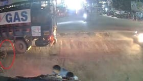 ಲಾರಿ ಓವರ್ ಟೇಕ್ ಮಾಡಲು ಹೋಗಿ ಸ್ಕಿಡ್ ಆಗಿ ಬಿದ್ದು ಬೈಕ್ ಸವಾರ ಸಾವು