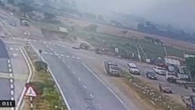 ಬೈಕ್​ ಸವಾರನ ರಕ್ಷಿಸಲು ಹೋಗಿ ಕಾರಿಗೆ ಲಾರಿ ಡಿಕ್ಕಿ, ಮೂವರು ಸಾವು