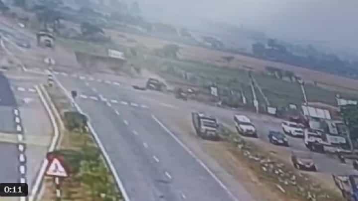 Video: ಬೈಕ್ ಸವಾರನ ರಕ್ಷಿಸಲು ಹೋಗಿ ಕಾರಿಗೆ ಲಾರಿ ಡಿಕ್ಕಿ, ಮೂವರು ಸಾವು Video: ಬೈಕ್ ಸವಾರನ ರಕ್ಷಿಸಲು ಹೋಗಿ ಕಾರಿಗೆ ಲಾರಿ ಡಿಕ್ಕಿ, ಮೂವರು ಸಾವು