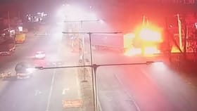 ಟ್ರಕ್​ಗಳ ನಡುವೆ ಅಪಘಾತ, ಹೊತ್ತಿಕೊಂಡ ಬೆಂಕಿ, ಚಾಲಕ ಸಜೀವದಹನ