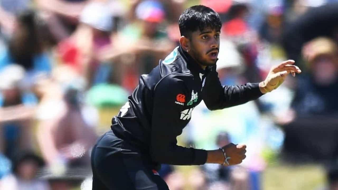 ಭಾರತ ಮತ್ತು ನ್ಯೂಜಿಲೆಂಡ್ ನಡುವಿನ ಮೂರು ಪಂದ್ಯಗಳ ಏಕದಿನ ಸರಣಿಯ ಮೊದಲ ಪಂದ್ಯ ವಡೋದರಾದ ಕೋಟಂಬಿ ಕ್ರೀಡಾಂಗಣದಲ್ಲಿ ನಡೆಯುತ್ತಿದೆ. ಈ ಪಂದ್ಯದಲ್ಲಿ ಟಾಸ್ ಗೆದ್ದ ಭಾರತ ಮೊದಲು ಬೌಲಿಂಗ್ ಆಯ್ದುಕೊಂಡಿತು. ಹೀಗಾಗಿ ನ್ಯೂಜಿಲೆಂಡ್ ಮೊದಲು ಬ್ಯಾಟಿಂಗ್ ಮಾಡಬೇಕಾಯಿತು. ಇನ್ನು ಈ ಪಂದ್ಯಕ್ಕೆ ನ್ಯೂಜಿಲೆಂಡ್ ತಂಡದಲ್ಲಿ ಭಾರತೀಯ ಮೂಲದ ಆಟಗಾರನಿಗೆ ಆಡುವ ಹನ್ನೊಂದರ ಬಳಗದಲ್ಲಿ ಆಡುವ ಅವಕಾಶ ಸಿಕ್ಕಿದೆ.