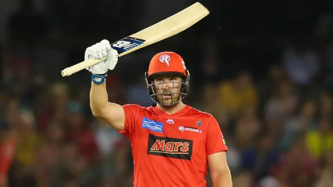 ಮೆಲ್ಬೋರ್ನ್ ರೆನೆಗೇಡ್ಸ್ ಪರ ಬರೋಬ್ಬರಿ 107 ಪಂದ್ಯಗಳನ್ನಾಡಿರುವ ಆರೋನ್ ಫಿಂಚ್ 105 ಇನಿಂಗ್ಸ್​​​ಗಳ ಮೂಲಕ 2 ಭರ್ಜರಿ ಶತಕ ಹಾಗೂ 26 ಅರ್ಧಶತಕಗಳನ್ನು ಸಿಡಿಸಿದ್ದಾರೆ. ಈ ಮೂಲಕ ಒಟ್ಟು 3311 ರನ್​​ಗಳಿಸಿ ಬಿಗ್ ಬ್ಯಾಷ್ ಲೀಗ್​​ನಲ್ಲಿ ಅತ್ಯಧಿಕ ರನ್​ ಕಲೆಹಾಕಿದ 2ನೇ ಬ್ಯಾಟರ್ ಎನಿಸಿಕೊಂಡಿದ್ದಾರೆ.
