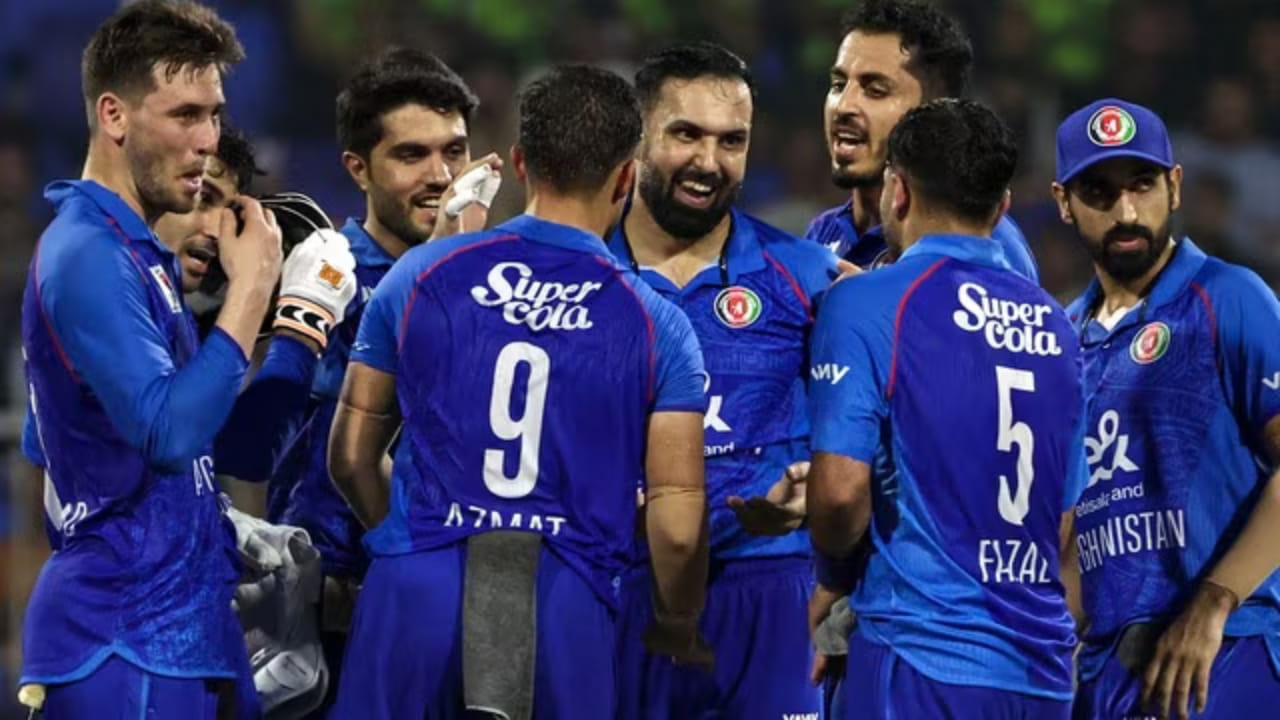 ಅಫ್ಘಾನಿಸ್ತಾನ ತಂಡ: ರಶೀದ್ ಖಾನ್ (ನಾಯಕ), ನೂರ್ ಅಹ್ಮದ್, ಅಬ್ದುಲ್ಲಾ ಅಹ್ಮದ್ಝಾಯ್, ಸೇದಿಕುಲ್ಲಾ ಅಟಲ್, ಫಝಲ್ಹಕ್ ಫಾರೂಕಿ, ರಹಮಾನುಲ್ಲಾ ಗುರ್ಬಾಜ್, ನವೀನ್ ಉಲ್ ಹಕ್, ಮೊಹಮ್ಮದ್ ಇಶಾಕ್, ಶಾಹಿದುಲ್ಲಾ ಕಮಾಲ್, ಮೊಹಮ್ಮದ್ ನಬಿ, ಗುಲ್ಬದಿನ್ ನೈಬ್, ಅಜ್ಮತುಲ್ಲಾ ಒಮರ್ಜಾಯ್, ಮುಜೀಬ್ ಉರ್ ರಹಮಾನ್, ದರ್ವಿಶ್ ರಸೂಲಿ, ಇಬ್ರಾಹಿಂ ಜದ್ರಾನ್. ಮೀಸಲು ಆಟಗಾರರು: AM ಗಜನ್ಫರ್, ಇಜಾಜ್ ಅಹ್ಮದ್ಝೈ ಮತ್ತು ಜಿಯಾ ಉರ್ ರೆಹಮಾನ್ ಷರೀಫಿ.