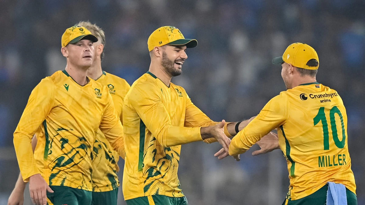 ಉಳಿದಂತೆ ಐಡೆನ್ ಮಾರ್ಕ್ರಾಮ್ ಅವರನ್ನು ತಂಡದ ನಾಯಕರನ್ನಾಗಿ ನೇಮಿಸಲಾಗಿದ್ದು, ಈ ತಂಡಕ್ಕೆ ಆಯ್ಕೆಯಾಗಿರುವ ಏಳು ಆಟಗಾರರಿಗೆ ಇದು ಮೊದಲ ಟಿ20 ವಿಶ್ವಕಪ್ ಆಗಿದೆ. ಈ ಆಟಗಾರರಲ್ಲಿ ಕಾರ್ಬಿನ್ ಬಾಷ್, ಡೆವಾಲ್ಡ್ ಬ್ರೆವಿಸ್, ಟೋನಿ ಡಿ ಜಾರ್ಜಿ, ಡೊನೊವನ್ ಫೆರೀರಾ, ಜಾರ್ಜ್ ಲಿಂಡೆ, ಕ್ವೆನಾ ಎಂಫಾಕಾ ಮತ್ತು ಜೇಸನ್ ಸ್ಮಿತ್ ಸೇರಿದ್ದಾರೆ.