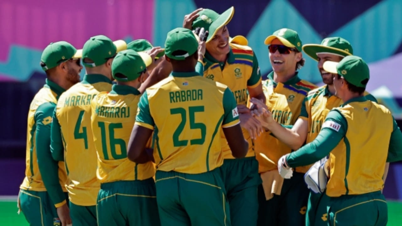 ಟಿ20 ವಿಶ್ವಕಪ್‌ಗೆ ದಕ್ಷಿಣ ಆಫ್ರಿಕಾ ತಂಡ: ಏಡೆನ್ ಮಾರ್ಕ್ರಾಮ್, ಕಾರ್ಬಿನ್ ಬಾಷ್, ಡೆವಾಲ್ಡ್ ಬ್ರೆವಿಸ್, ಕ್ವಿಂಟನ್ ಡಿ ಕಾಕ್, ಟೋನಿ ಡಿ ಜಾರ್ಗಿ, ಡೊನೊವನ್ ಫೆರೇರಾ, ಮಾರ್ಕೊ ಯಾನ್ಸನ್, ಜಾರ್ಜ್ ಲಿಂಡೆ, ಕೇಶವ್ ಮಹಾರಾಜ್, ಕ್ವೆನಾ ಎಂಫಾಕಾ, ಡೇವಿಡ್ ಮಿಲ್ಲರ್, ಲುಂಗಿ ಎನ್‌ಗಿಡಿ, ಅನ್ರಿಚ್ ನೊಕಿಯಾ, ಕಗಿಸೊ ರಬಾಡ.
