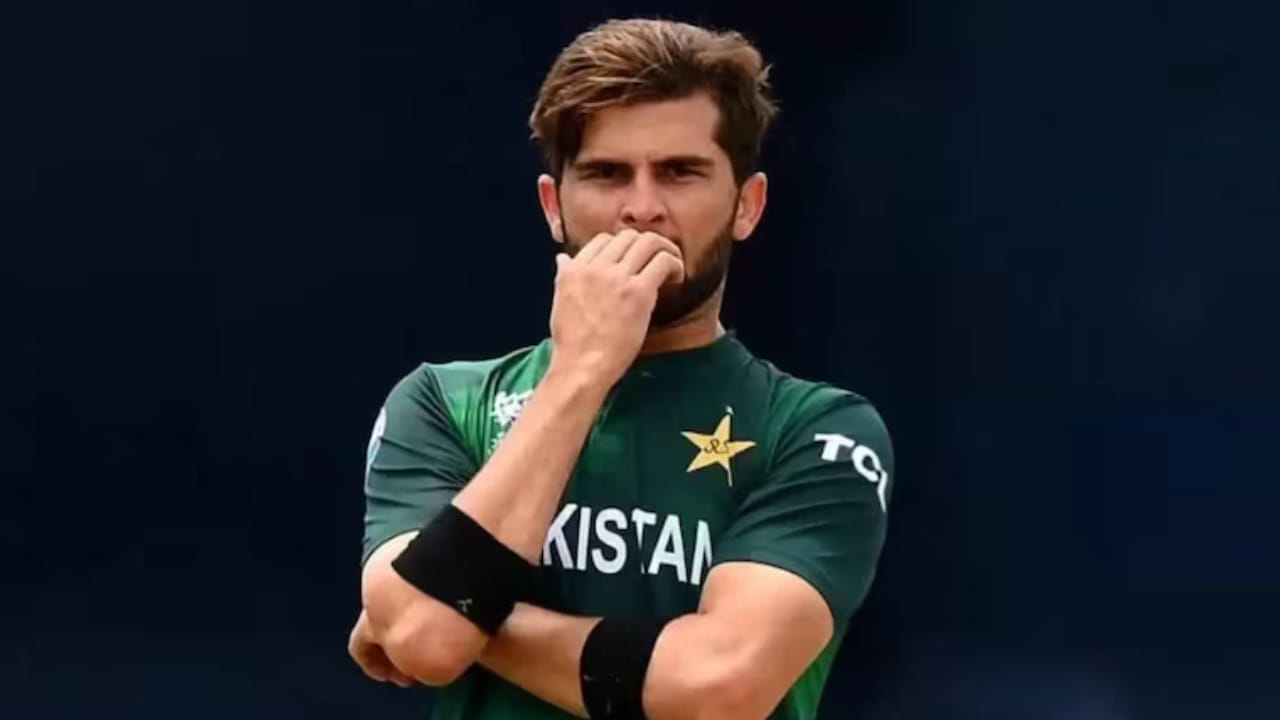 ಅಫ್ರಿದಿ ಹೇಳಿಕೆಯಿಂದ ಕೆರಳಿರುವ ಭಾರತೀಯರು, ‘ಖಾಲಿ ಪಾತ್ರೆಗಳು ಯಾವಾಗಲು ಹೆಚ್ಚು ಸದ್ದು ಮಾಡುತ್ತವೆ, ಮೊದಲು ನಿಮ್ಮನ್ನು ನೀವು ಫಿಟ್ ಆಗಿ ಇಟ್ಟುಕೊಳ್ಳಿ, ನಾವು ಕೂಡ ನಿಮ್ಮನ್ನು ಮೈದಾನದಲ್ಲಿ ನೋಡಿಕೊಳ್ಳುತ್ತೇವೆ’ ಎಂದು ಸೋಶಿಯಲ್ ಮೀಡಿಯಾದಲ್ಲಿ ಕಾಮೆಂಟ್ ಮಾಡುವ ಮೂಲಕ ಅಫ್ರಿದಿಗೆ ತಿರುಗೇಟು ನೀಡಿದ್ದಾರೆ.
