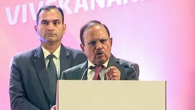 ಮೊಬೈಲ್, ಇಂಟರ್ನೆಟ್ ಬಳಸೋದೆ ಇಲ್ವಂತೆ ಭಾರತದ ಭದ್ರತಾ ಸಲಹೆಗಾರ ಅಜಿತ್ ದೋವಲ್