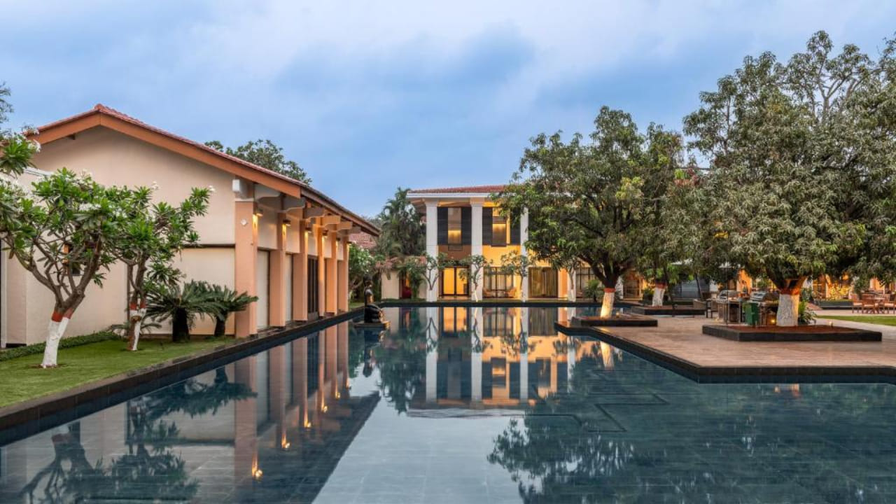 ಅಲಿಬಾಗ್ ಮುಂಬೈ, ನವಿ ಮುಂಬೈ ಮತ್ತು ಪುಣೆಯಂತಹ ಪ್ರಮುಖ ನಗರಗಳಿಗೆ ಹತ್ತಿರದಲ್ಲಿದೆ ಎಂಬುದು ಗಮನಿಸಬೇಕಾದ ಸಂಗತಿ. ಅಲಿಬಾಗ್ ಅನ್ನು ಸಾಮಾನ್ಯವಾಗಿ ‘ಮಿನಿ ಗೋವಾ’ ಎಂದು ಕರೆಯಲಾಗುತ್ತದೆ. ಇದು ಮಹಾರಾಷ್ಟ್ರದ ಕೊಂಕಣ ಪ್ರದೇಶದಲ್ಲಿ ನೆಲೆಗೊಂಡಿರುವ ಒಂದು ಸುಂದರ ಪಟ್ಟಣವಾಗಿದೆ. ವಾರಾಂತ್ಯದ ಪ್ರವಾಸಗಳಿಗಾಗಿ ಜನರು ಇಲ್ಲಿಗೆ ಹೆಚ್ಚಾಗಿ ಭೇಟಿ ನೀಡುತ್ತಾರೆ. ಇದು ಮುಂಬೈನಿಂದ ಸುಮಾರು 110 ಕಿಲೋಮೀಟರ್ ದೂರದಲ್ಲಿದೆ. ಸಮುದ್ರ ಮತ್ತು ಕಡಲತೀರಗಳಿಂದ ಸುತ್ತುವರೆದಿರುವ ಈ ಸ್ಥಳವು ಸಮುದ್ರ ಪ್ರಿಯರಿಗೆ ವಿಶೇಷ ಸ್ಥಳವೆಂದು ಪರಿಗಣಿಸಲಾಗಿದೆ. 