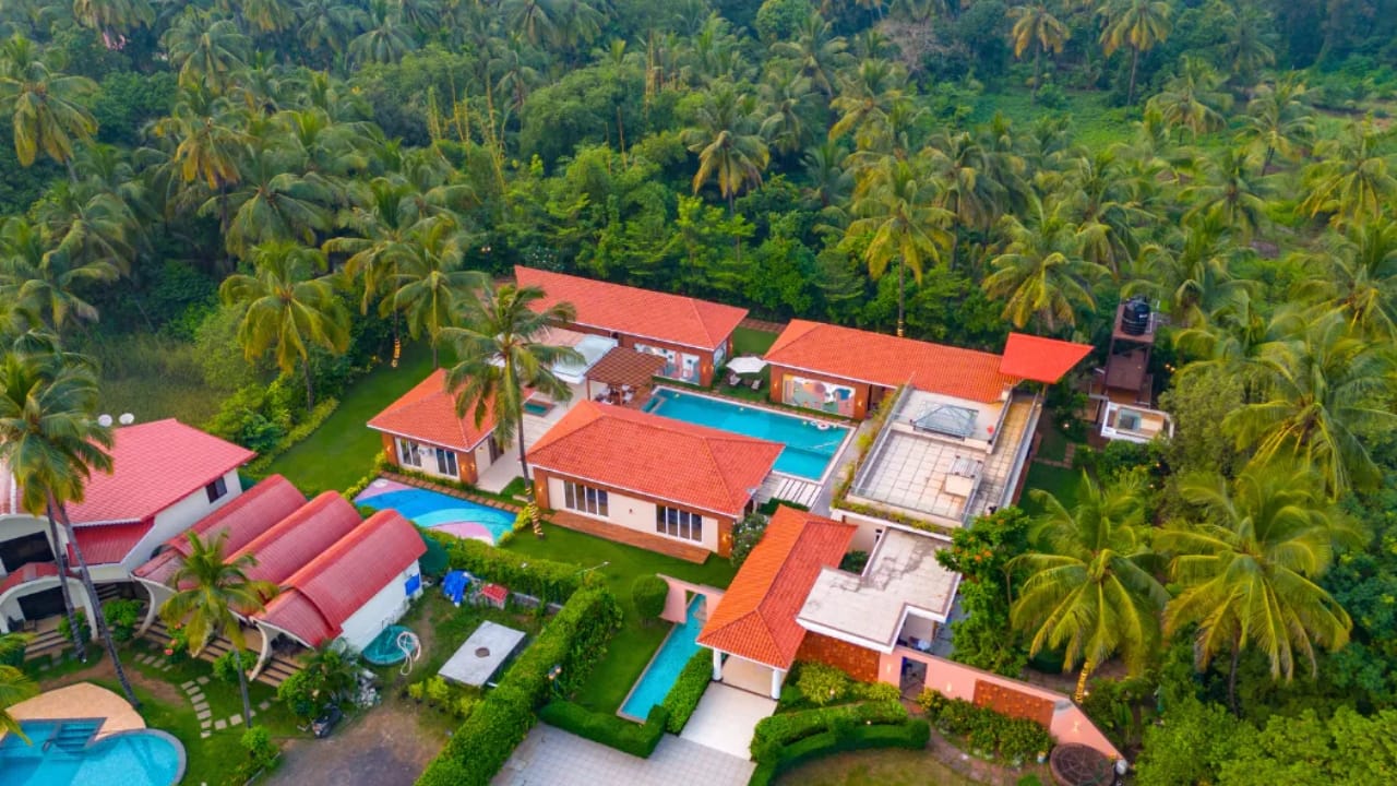 ಗಮನಾರ್ಹವಾಗಿ, ಕಳೆದ ಕೆಲವು ವರ್ಷಗಳಲ್ಲಿ ಆಸ್ತಿ ಬೆಲೆಗಳು ಗಮನಾರ್ಹವಾಗಿ ಹೆಚ್ಚಾಗಿದೆ. ಇಂದು, ಅಲಿಬಾಗ್‌ನಲ್ಲಿ ಅಪಾರ್ಟ್‌ಮೆಂಟ್‌ಗಳ ಬೆಲೆ ಪ್ರತಿ ಚದರ ಅಡಿಗೆ ಸುಮಾರು 15,000 ರಿಂದ 17,000 ರೂವರೆಗೆ ಇದೆ. ಕೃಷಿ ಭೂಮಿಯ ಬೆಲೆ ಎಕರೆಗೆ 3 ಕೋಟಿಯಿಂದ 5 ಕೋಟಿಗೆ ಏರಿದೆ. ವಸತಿ ಪ್ಲಾಟ್‌ಗಳ ಬೆಲೆ ಎಕರೆಗೆ 8 ಕೋಟಿಯಿಂದ 10 ಕೋಟಿಗೆ ತಲುಪಿದೆ. ಇದು ಈ ಪ್ರದೇಶವನ್ನು ಕೇವಲ ಪ್ರವಾಸಿ ತಾಣವನ್ನಾಗಿ ಮಾತ್ರವಲ್ಲದೆ ಐಷಾರಾಮಿ ರಿಯಲ್ ಎಸ್ಟೇಟ್ ಹೂಡಿಕೆಯ ಪ್ರಮುಖ ಕೇಂದ್ರವನ್ನಾಗಿ ಮಾಡಿದೆ.