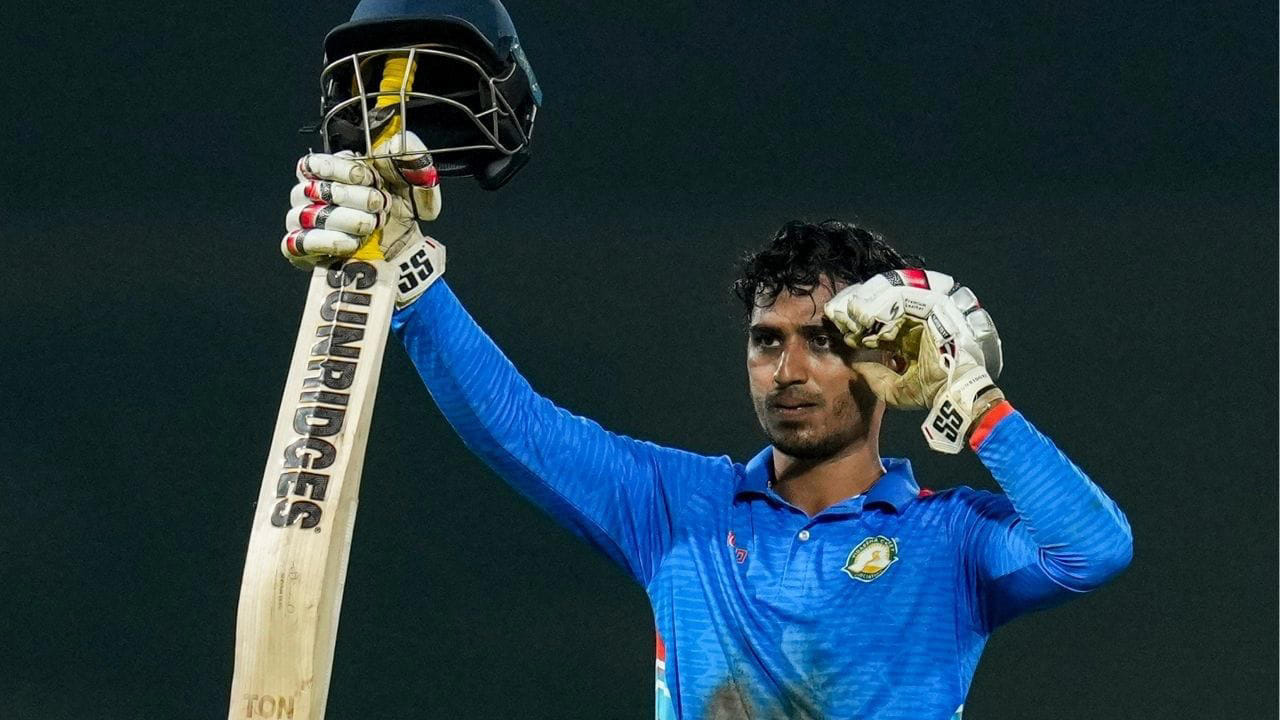 ಅಂದರೆ ಲಿಸ್ಟ್ ಎ ಕ್ರಿಕೆಟ್​​ನಲ್ಲಿ ಅತೀ ಕಡಿಮೆ ಇನಿಂಗ್ಸ್​​​ಗಳಲ್ಲಿ 1000 ರನ್​ ಪೂರೈಸಿದ ಭಾರತೀಯ ಬ್ಯಾಟರ್ ಎಂಬ ದಾಖಲೆಯನ್ನು ಅಮನ್ ಮೊಖಾಡೆ ತಮ್ಮದಾಗಿಸಿಕೊಂಡಿದ್ದಾರೆ. ಅಷ್ಟೇ ಅಲ್ಲದೆ ಗ್ರೇಮ್ ಪೊಲ್ಲಾಕ್ ಬರೆದಿದ್ದ ವರ್ಲ್ಡ್​ ರೆಕಾರ್ಡ್ ಅನ್ನು ಅಮನ್ ಸರಿಗಟ್ಟಿದ್ದಾರೆ.