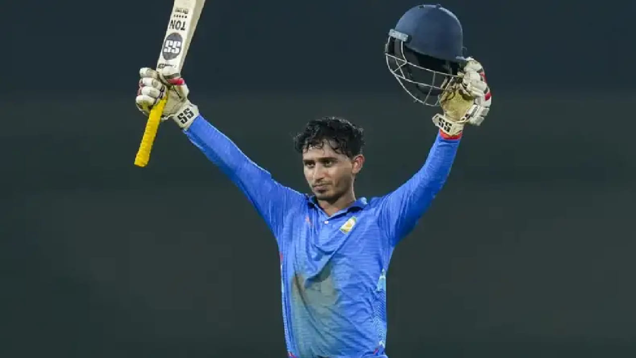 ವಿದರ್ಭ ಪರ ಈವರೆಗೆ 16 ಏಕದಿನ ಇನಿಂಗ್ಸ್ ಆಡಿರುವ ಅಮನ್ ಮೊಖಾಡೆ 5 ಭರ್ಜರಿ ಶತಕ ಹಾಗೂ 3 ಅರ್ಧಶತಕಗಳೊಂದಿಗೆ ಒಟ್ಟು 1013 ರನ್ ಕಲೆಹಾಕಿದ್ದಾರೆ. ಈ ಮೂಲಕ ಲಿಸ್ಟ್ ಎ ಕ್ರಿಕೆಟ್​​ನಲ್ಲಿ ಅತೀ ವೇಗವಾಗಿ 1000 ರನ್​ಗಳಿಸಿದ ಭಾರತೀಯ ಬ್ಯಾಟರ್ ಎನಿಸಿಕೊಂಡಿದ್ದಾರೆ. ಹಾಗೆಯೇ ಗ್ರೇಮ್ ಪೊಲ್ಲಾಕ್ ನಂತರ ಕೇವಲ 16 ಇನಿಂಗ್ಸ್​​ನಲ್ಲಿ 1000 ರನ್​​ ಕಲೆಹಾಕಿದ ವಿಶ್ವ ದಾಖಲೆಯನ್ನು ತಮ್ಮದಾಗಿಸಿಕೊಂಡಿದ್ದಾರೆ.