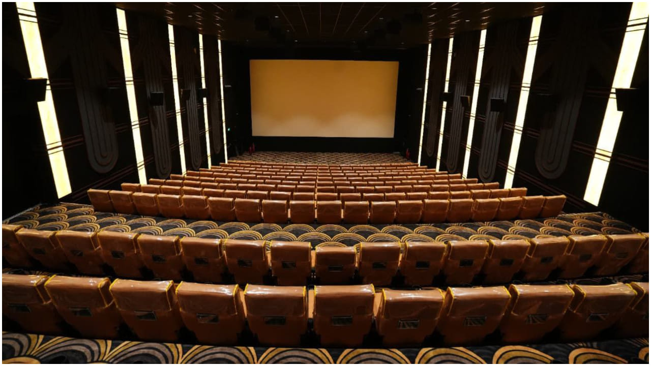 ಬೆಂಗಳೂರಿನ ಮೆಜೆಸ್ಟಿಕ್ ಸರ್ಕಲ್‌ನಲ್ಲಿರುವ ಕಪಾಲಿ ಮಾಲ್‌ನಲ್ಲಿ ‘ಎಎಂಬಿ ಸಿನಿಮಾಸ್’ ಮಲ್ಟಿಪ್ಲೆಕ್ಸ್ ತಲೆಎತ್ತಿದೆ. ಇದರ ವಿಶೇಷತೆ ಏನೆಂದರೆ ಕಪಾಲಿ ಮಾಲ್‌ನ 5 ಮಹಡಿಗಳಲ್ಲಿ ಹರಡಿಕೊಂಡಿರುವ ಈ ಮಲ್ಟಿಪ್ಲೆಕ್ಸ್ ಒಟ್ಟು 9 ಪರದೆಗಳನ್ನು ಹೊಂದಿದೆ.