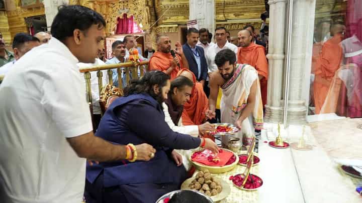 Video: ಹನುಮಾನ್ ದೇವಸ್ಥಾನಕ್ಕೆ ಐದು ಕೋಟಿ ರೂ. ದೇಣಿಗೆ ಕೊಟ್ಟ ಉದ್ಯಮಿ ಮುಖೇಶ್ ಅಂಬಾನಿ Video: ಹನುಮಾನ್ ದೇವಸ್ಥಾನಕ್ಕೆ ಐದು ಕೋಟಿ ರೂ. ದೇಣಿಗೆ ಕೊಟ್ಟ ಉದ್ಯಮಿ ಮುಖೇಶ್ ಅಂಬಾನಿ