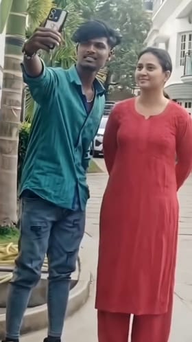 ಅಭಿಮಾನಿಯ ಸೆಲ್ಫಿಗೆ ಫೋಸು ಕೊಟ್ಟ ನಟಿ ಅಮೂಲ್ಯ
