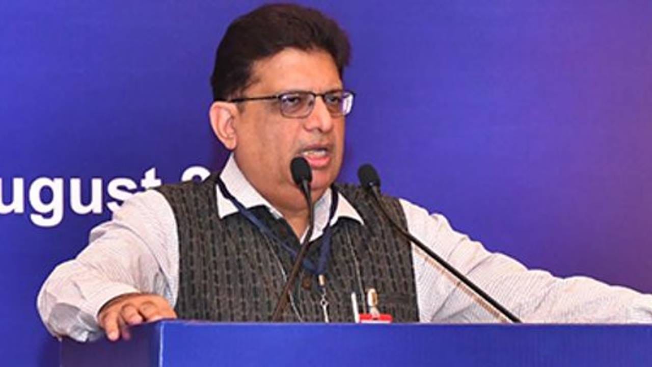 ಅರುಣೀಶ್ ಚಾವ್ಲಾ, ಹೂಡಿಕೆ ಮತ್ತು ಸರ್ಕಾರಿ ಆಸ್ತಿ ನಿರ್ವಹಣೆ ಇಲಾಖೆ ಕಾರ್ಯದರ್ಶಿ: ಸರ್ಕಾರೀ ಸಂಸ್ಥೆಗಳ ಬಂಡವಾಳ ಹಿಂತೆಗೆತ, ಖಾಸಗೀಕರಣದ ಜವಾಬ್ದಾರಿ ಇವರ ಇಲಾಖೆಯದ್ದು. ಸರ್ಕಾರಿ ಉದ್ದಿಮೆಗಳಿಂದ ಬಂಡವಾಳ ಹಿಂತೆಗೆದುಕೊಂಡು ಆ ಮೂಲಕ ತೆರಿಗೆಯೇತರ ಕಂದಾಯದ ಆದಾಯ ನಿರ್ವಹಿಸುವ ಹೊಣೆ ಇವರದ್ದು.