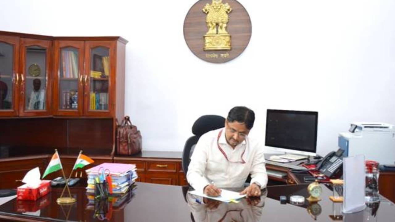 ಅರವಿಂದ್ ಶ್ರೀವಾಸ್ತವ, ರೆವೆನ್ಯೂ ಸೆಕ್ರೆಟರಿ: ಇವರು ನೇರ ತೆರಿಗೆ ಮತ್ತು ಪರೋಕ್ಷ ತೆರಿಗೆ ಎರಡರ ಮೇಲ್ವಿಚಾರಣೆ ಮಾಡುತ್ತಾರೆ. ಬಜೆಟ್ ಭಾಷಣದ ಎರಡನೇ ಭಾಗದಲ್ಲಿ ಬರುವ ಟ್ಯಾಕ್ಸ್ ಪ್ರೊಪೋಸಲ್ಗಳನ್ನು ತಯಾರಿಸಿದವರು ಇವರೆಯೇ. ರೆವೆನ್ಯೂ ಕಾರ್ಯದರ್ಶಿಯಾಗಿ ಇವರಿಗೆ ಇದು ಮೊದಲ ಬಜೆಟ್.