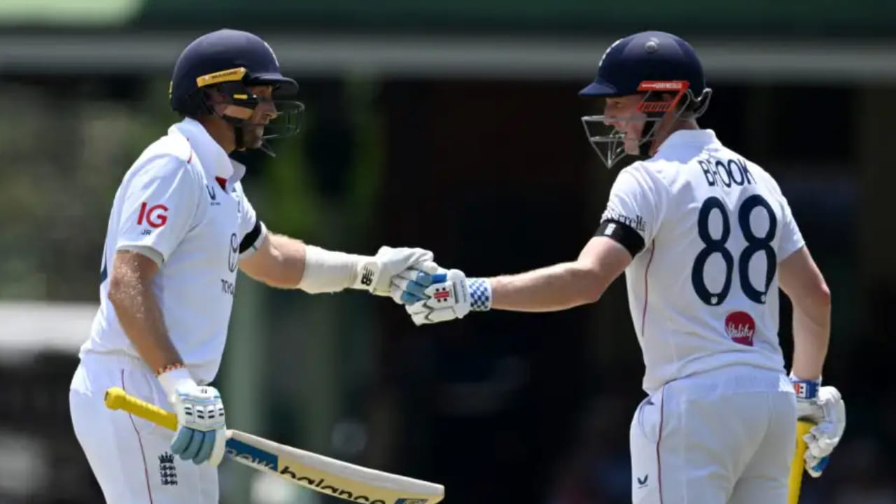 ಸಿಡ್ನಿ ಟೆಸ್ಟ್ನ ಮೊದಲ ದಿನದ ಮೊದಲ ಸೆಷನ್ ಯಾವುದೇ ಅಡೆತಡೆ ಇಲ್ಲದೆ ನಡೆಯಿತು. ಊಟದ ನಂತರ ಎರಡನೇ ಸೆಷನ್ ಇಂಗ್ಲೆಂಡ್ ಪರವಾಗಿತ್ತು. ಜೋ ರೂಟ್ ಮತ್ತು ಹ್ಯಾರಿ ಬ್ರೂಕ್ ಇಬ್ಬರೂ ಜವಾಬ್ದಾರಿಯುತವಾಗಿ ತಮ್ಮ ಇನ್ನಿಂಗ್ಸ್ ನಿಭಾಯಿಸಿದರು. ಆದಾಗ್ಯೂ, ಕಳಪೆ ಬೆಳಕಿನಿಂದಾಗಿ ಆಟವು ಇದ್ದಕ್ಕಿದ್ದಂತೆ ಸ್ಥಗಿತಗೊಂಡಿತು. ಆ ಬಳಿಕ ಸಿಡ್ನಿಯಲ್ಲಿ ಭಾರೀ ಮಳೆ ಬೀಳಲು ಪ್ರಾರಂಭಿಸಿತು.