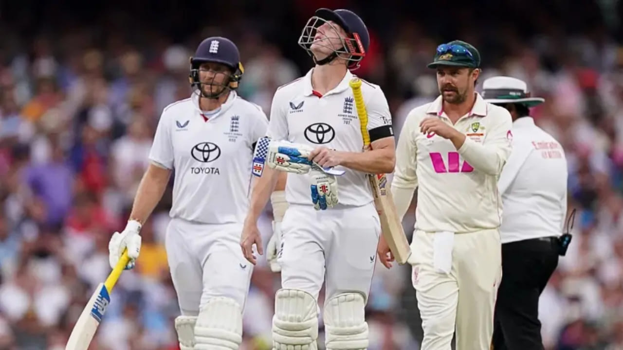 ಆಸ್ಟ್ರೇಲಿಯಾ ಹಾಗೂ ಇಂಗ್ಲೆಂಡ್ ನಡುವೆ ನಡೆಯುತ್ತಿರುವ ಆಶಸ್ ಸರಣಿ ಅಂತಿಮ ಘಟ್ಟಕ್ಕೆ ಬಂದು ನಿಂತಿದೆ. ಸರಣಿಯ ಕೊನೆಯ ಪಂದ್ಯ ಸಿಡ್ನಿ ಮೈದಾನದಲ್ಲಿ ಇಂದಿನಿಂದ ಆರಂಭವಾಗಿದೆ. ಆದರೆ ಪಂದ್ಯದ ಮೊದಲ ದಿನದಾಟ ಭಾಗಶಃ ಮಳೆಗೆ ಆಹುತಿಯಾಯಿತು. ಹೀಗಾಗಿ ಆರಂಭಿಕ ಆಘಾತದಿಂದ ಹೊರಬಂದಿದ್ದ ಇಂಗ್ಲೆಂಡ್ಗೆ ಬೃಹತ್ ಮೊತ್ತವನ್ನು ಕಲೆಹಾಕಲು ಸಾಧ್ಯವಾಗಲಿಲ್ಲ.