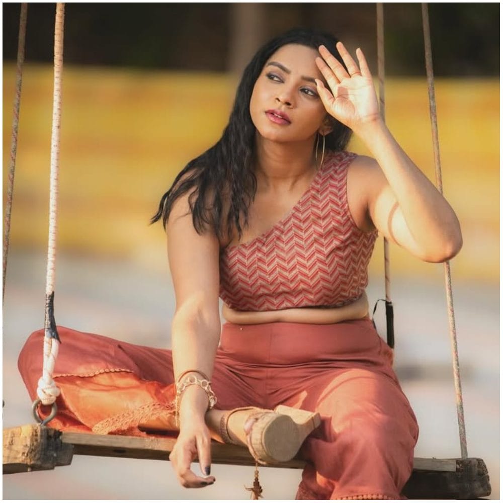 ಧಾರಾವಾಹಿಗಳ ಮೂಲಕ ಗಮನ ಸೆಳೆದ ಅಶ್ವಿನಿ ​​ಎಸ್ ಅವರು ದೊಡ್ಮನೆಯಿಂದ ಹೊರ ಬಂದಿದ್ದು  ಮೂರನೇ ವಾರದ ಫಿನಾಲೆ ದಿನವೇ. ಈ ವಿಷಯ ಅವರಿಗೆ ಸಾಕಷ್ಟು ಬೇಸರ ಮೂಡಿಸಿತ್ತು. 