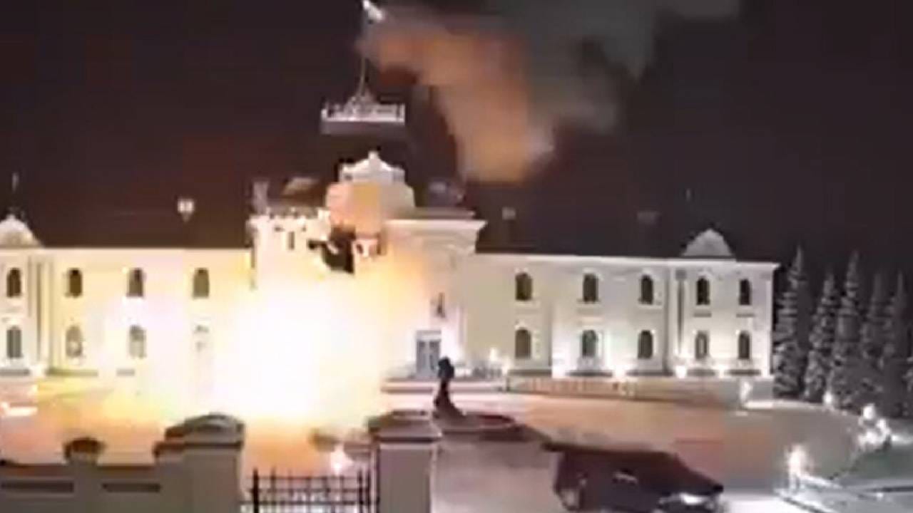 Video: ಪುಟಿನ್ ರಹಸ್ಯ ನಿವಾಸದ ಮೇಲೆ ಉಕ್ರೇನ್ ಡ್ರೋನ್ ದಾಳಿ, ವಿಡಿಯೋ ಇಲ್ಲಿದೆ Video: ಪುಟಿನ್ ರಹಸ್ಯ ನಿವಾಸದ ಮೇಲೆ ಉಕ್ರೇನ್ ಡ್ರೋನ್ ದಾಳಿ, ವಿಡಿಯೋ ಇಲ್ಲಿದೆ