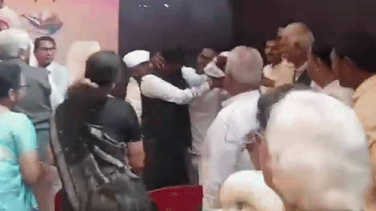 ಮಹಾರಾಷ್ಟ್ರ: ಸಾಹಿತ್ಯ ಸಮ್ಮೇಳನದ ಕಾರ್ಯಾಧ್ಯಕ್ಷ ವಿನೋದ್ ಕುಲಕರ್ಣಿ ಮೇಲೆ ಅಮಾನುಷ ಹಲ್ಲೆ ಮಹಾರಾಷ್ಟ್ರ: ಸಾಹಿತ್ಯ ಸಮ್ಮೇಳನದ ಕಾರ್ಯಾಧ್ಯಕ್ಷ ವಿನೋದ್ ಕುಲಕರ್ಣಿ ಮೇಲೆ ಅಮಾನುಷ ಹಲ್ಲೆ