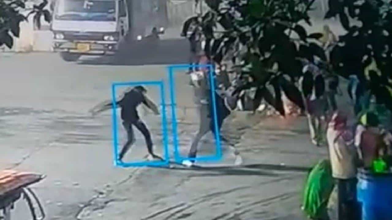 ಇಂದೋರ್​: ರೈಲ್ವೆ ನಿಲ್ದಾಣದಲ್ಲಿ ಪ್ರಯಾಣಿಕನಿಗೆ ಹಿಂಬದಿಯಿಂದ ಚಾಕು ಇರಿತ