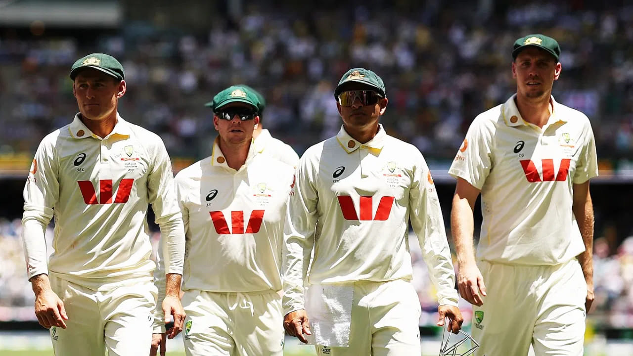 ಆದರೆ ಈ ಬಾರಿ ಸ್ಪಿನ್ನರ್​ನನ್ನು ಹೊರಗಿಟ್ಟು ಆಲ್​ರೌಂಡರ್ ಬ್ಯೂ ವೆಬ್​ಸ್ಟರ್​ಗೆ ಪ್ಲೇಯಿಂಗ್ ಇಲೆವೆನ್​ನಲ್ಲಿ ಅವಕಾಶ ನೀಡಲಾಗಿದೆ. ಈ ಮೂಲಕ 138 ವರ್ಷಗಳ ನಂತರ ಪರಿಪೂರ್ಣ ಸ್ಪಿನ್ ಬೌಲರ್ ಇಲ್ಲದೆ ಆಸ್ಟ್ರೇಲಿಯಾ ಸಿಡ್ನಿ ಕ್ರಿಕೆಟ್​ ಗ್ರೌಂಡ್​ನಲ್ಲಿ ಕಣಕ್ಕಿಳಿದಿದೆ.