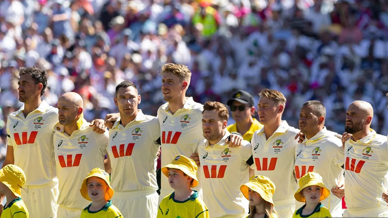 ಅಂದರೆ ಆಸ್ಟ್ರೇಲಿಯಾ ತಂಡವು 138 ವರ್ಷಗಳ ಬಳಿಕ ಇದೇ ಮೊದಲ ಬಾರಿಗೆ ಸಿಡ್ನಿ ಕ್ರಿಕೆಟ್ ಗ್ರೌಂಡ್​ನಲ್ಲಿ ಪ್ರಮುಖ ಸ್ಪಿನ್ನರ್ ಇಲ್ಲದೆ ಕಣಕ್ಕಿಳಿದಿದೆ. ಅಂದರೆ ಕಳೆದೊಂದು ಶತಮಾನದಲ್ಲಿ ಆಸ್ಟ್ರೇಲಿಯಾ ತಂಡವು ಸ್ಪಿನ್ನರ್ ಇಲ್ಲದೆ ಒಮ್ಮೆಯೂ ಎಸ್​ಸಿಜಿ ಮೈದಾನದಲ್ಲಿ ಪಂದ್ಯವಾಡಿರಲಿಲ್ಲ.