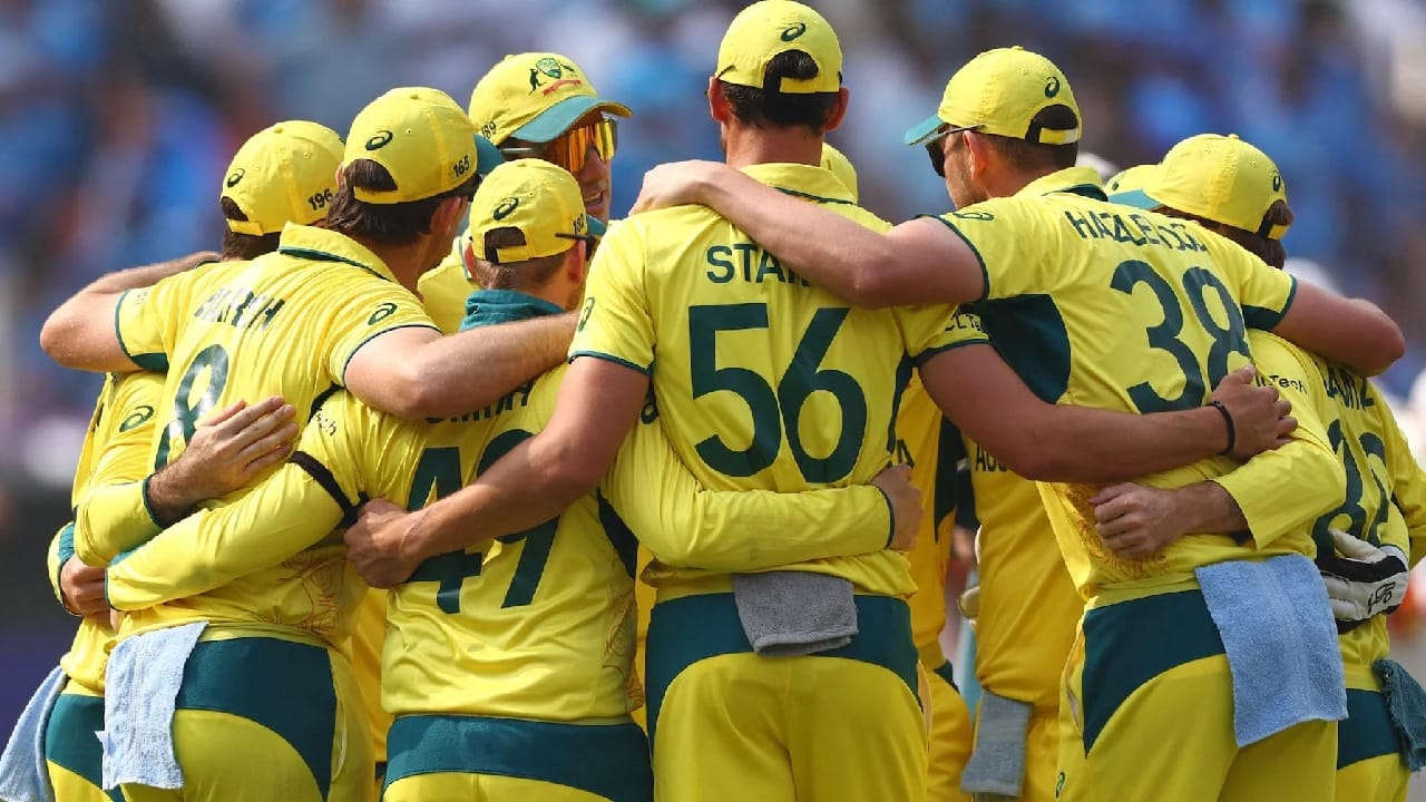 ಆಸ್ಟ್ರೇಲಿಯಾ ಟಿ20 ತಂಡ: ಮಿಚೆಲ್ ಮಾರ್ಷ್ (ನಾಯಕ), ಶಾನ್ ಅಬಾಟ್, ಕ್ಸೇವಿಯರ್ ಬಾರ್ಟ್ಲೆಟ್, ಮಹ್ಲಿ ಬಿಯರ್ಡ್‌ಮನ್, ಕೂಪರ್ ಕೊನೊಲಿ, ಬೆನ್ ದ್ವಾರ್ಶುಯಿಸ್, ಜ್ಯಾಕ್ ಎಡ್ವರ್ಡ್ಸ್, ಕ್ಯಾಮರೋನ್ ಗ್ರೀನ್, ಟ್ರಾವಿಸ್ ಹೆಡ್, ಜೋಶ್ ಇಂಗ್ಲಿಸ್ (ವಿಕೆಟ್ ಕೀಪರ್), ಮ್ಯಾಥ್ಯೂ ಕುಹ್ನೆಮನ್, ಮಿಚೆಲ್ ಓವನ್, ಜೋಶ್ ಫಿಲಿಪಿ, ಮ್ಯಾಥ್ಯೂ ರೆನ್‌ಶಾ, ಮ್ಯಾಥ್ಯೂ ಶಾರ್ಟ್, ಮಾರ್ಕಸ್ ಸ್ಟೊಯಿನಿಸ್, ಆ್ಯಡಂ ಝಂಪಾ.