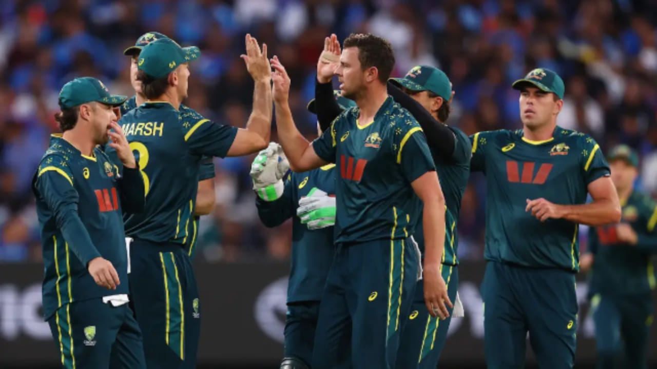 ಆಸ್ಟ್ರೇಲಿಯಾ: ಮಿಚೆಲ್ ಮಾರ್ಷ್ (ನಾಯಕ), ಕ್ಸೇವಿಯರ್ ಬಾರ್ಟ್ಲೆಟ್, ಕೂಪರ್ ಕಾನೊಲಿ, ಪ್ಯಾಟ್ ಕಮ್ಮಿನ್ಸ್, ಟಿಮ್ ಡೇವಿಡ್, ಕ್ಯಾಮರೂನ್ ಗ್ರೀನ್, ನಾಥನ್ ಎಲ್ಲಿಸ್, ಜೋಶ್ ಹ್ಯಾಜಲ್ವುಡ್, ಟ್ರಾವಿಸ್ ಹೆಡ್, ಜೋಶ್ ಇಂಗ್ಲಿಸ್, ಮ್ಯಾಥ್ಯೂ ಕುಹ್ನೆಮನ್, ಗ್ಲೆನ್ ಮ್ಯಾಕ್ಸ್ವೆಲ್, ಮ್ಯಾಥ್ಯೂ ಶಾರ್ಟ್, ಮಾರ್ಕಸ್ ಸ್ಟೊಯಿನಿಸ್, ಆಡಮ್ ಜಂಪಾ.