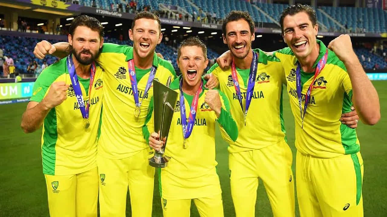 ಆಸ್ಟ್ರೇಲಿಯಾ ತಂಡದ ವೇಗಿ ಕೇನ್ ರಿಚರ್ಡ್ಸನ್ (Kane Richardson) ಅಂತಾರಾಷ್ಟ್ರೀಯ ಕ್ರಿಕೆಟ್ನಿಂದ ದಿಢೀರ್ ನಿವೃತ್ತಿ ಘೋಷಿಸಿದ್ದಾರೆ. 2023 ರಲ್ಲಿ ಗಾಯದ ಕಾರಣ ಆಸೀಸ್ ತಂಡದಿಂದ ಹೊರಬಿದ್ದಿದ್ದ ರಿಚರ್ಡ್ಸನ್ ಇತ್ತೀಚೆಗಷ್ಟೇ ಸ್ಪರ್ಧಾತ್ಮಕ ಕ್ರಿಕೆಟ್ಗೆ ಮರಳಿದ್ದರು. ಇದೀಗ 34ನೇ ವಯಸ್ಸಿನಲ್ಲಿ ನಿವೃತ್ತಿ ನಿರ್ಧಾರ ತೆಗೆದುಕೊಂಡು ಅಚ್ಚರಿ ಮೂಡಿಸಿದ್ದಾರೆ.
