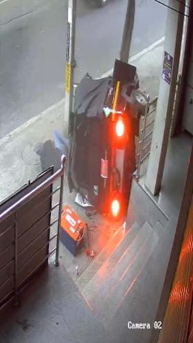 ಪಲ್ಟಿ ಹೊಡೆದ ಆಟೋ: ಹೊರಬಿದ್ದ ಪ್ರಯಾಣಿಕ