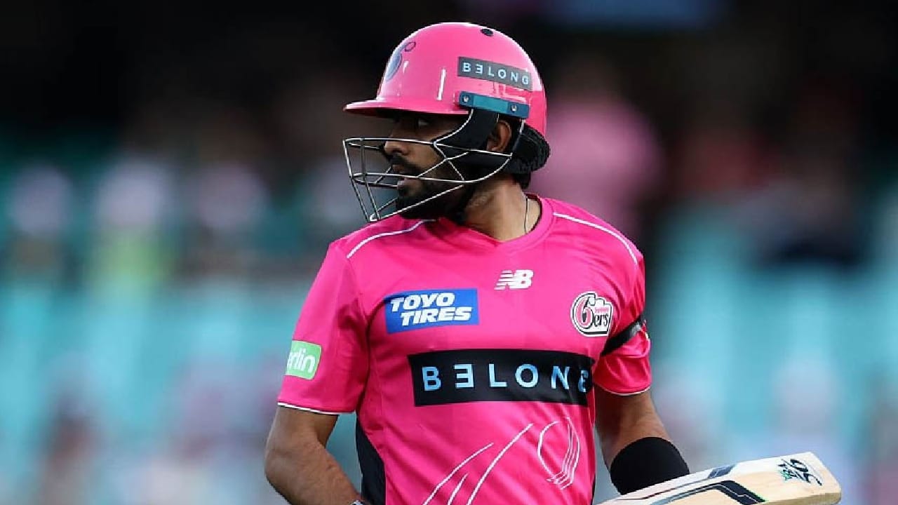 ಇದೀಗ ಸಿಡ್ನಿ ಸಿಕ್ಸರ್ ಪರ ಆರಂಭಿಕನಾಗಿ ಕಣಕ್ಕಿಳಿದ ಬಾಬರ್ ಆಝಂ ಅರ್ಧಶತಕ ಪೂರೈಸಲು ತೆಗೆದುಕೊಂಡಿದ್ದು ಬರೋಬ್ಬರಿ 44 ಎಸೆತಗಳನ್ನು. ಈ ಮೂಲಕ ಬಿಗ್ ಬ್ಯಾಷ್ ಸೀಸನ್-15 ರಲ್ಲಿ ಅತ್ಯಂತ ನಿಧಾನಗತಿಯಲ್ಲಿ ಬ್ಯಾಟ್ ಬೀಸಿ ಹಾಫ್ ಸೆಂಚುರಿ ಸಿಡಿಸಿದ ಬ್ಯಾಟರ್ ಎನಿಸಿಕೊಂಡಿದ್ದಾರೆ.