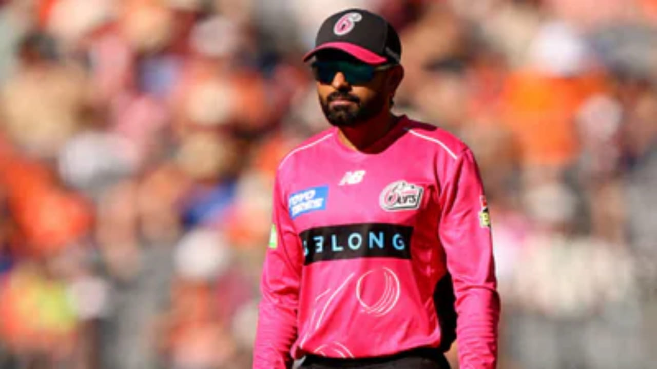 ಬಿಗ್ ಬ್ಯಾಷ್ ಲೀಗ್​ನಲ್ಲಿ ಇದೇ ಮೊದಲ ಬಾರಿಗೆ ತಮ್ಮ ಅದೃಷ್ಟ ಪರೀಕ್ಷೆಗೆ ಇಳಿದಿದ್ದ ಬಾಬರ್ ಪ್ರದರ್ಶನ ತೀರ ಕಳಪೆಯಾಗಿತ್ತು. ಪ್ರತಿ ರನ್ ಗಳಿಸಲು ಬಾಬರ್ ಹರಸಾಹಸ ಪಡಬೇಕಾಯಿತು. ಕಳಪೆ ಫಾರ್ಮ್​ ಜೊತೆಗೆ ರಾಷ್ಟ್ರೀಯ ಕರ್ತವ್ಯದಿಂದಾಗಿ ಬಾಬರ್ ಸೀಸನ್ ಮಧ್ಯದಲ್ಲೇ ಲೀಗ್ ತೊರೆದಿದ್ದಾರೆ. ಪರಿಣಾಮವಾಗಿ, ಬಾಬರ್ ಗಳಿಸಿದ ಪ್ರತಿ ರನ್​ಗೆ ಸಿಡ್ನಿ ಸಿಕ್ಸರ್ಸ್‌ ಲಕ್ಷಾಂತರ ರೂಗಳ ವೇತನ ನೀಡಬೇಕಾಗಿ ಬಂದಿದೆ.