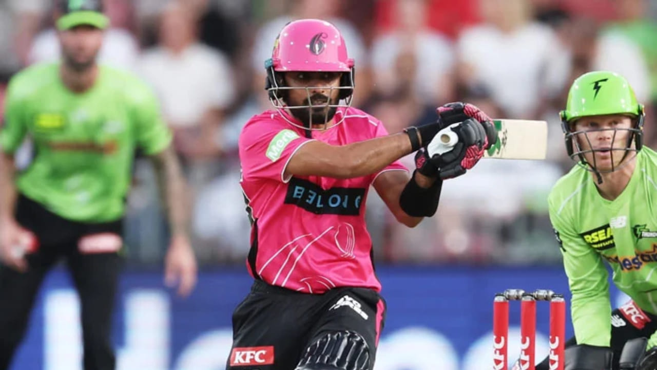 ಮಾಧ್ಯಮ ವರದಿಗಳ ಪ್ರಕಾರ, ಬಾಬರ್ ಆಝಂ ಜೊತೆ ಸಿಡ್ನಿ ಸಿಕ್ಸರ್ಸ್‌ ಫ್ರಾಂಚೈಸಿ ಪ್ಲಾಟಿನಂ ಒಪ್ಪಂದವನ್ನು ಮಾಡಿಕೊಂಡಿತ್ತು. ಇದರ ಪ್ರಕಾರ ಬಾಬರ್​ಗೆ ಸುಮಾರು 2.35 ಕೋಟಿ ಭಾರತೀಯ ರೂಪಾಯಿ ವೇತನ ಸಿಗಲಿದೆ. ಇದು ಬಿಬಿಎಲ್ ಇತಿಹಾಸದಲ್ಲಿ ವಿದೇಶಿ ಆಟಗಾರನಿಗೆ ನೀಡಲಾದ ಅತಿದೊಡ್ಡ ಪ್ಯಾಕೇಜ್ ಆಗಿದೆ.
