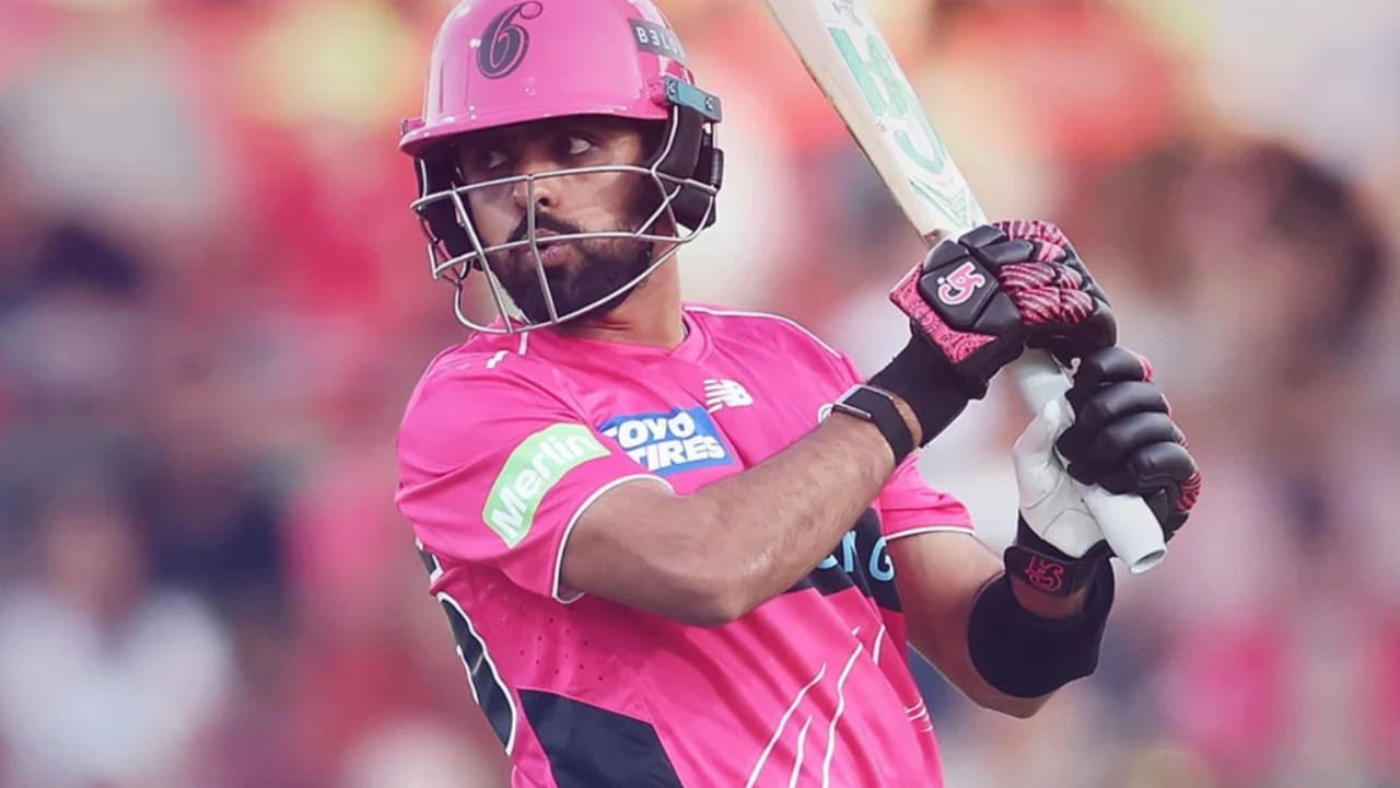 ಆದಾಗ್ಯೂ ಮಳೆಯಿಂದ ಪಂದ್ಯ ನಿಲ್ಲುವುದಕ್ಕೂ ಮುನ್ನ ಸಿಡ್ನಿ ತಂಡ ಐದು ಓವರ್‌ಗಳಲ್ಲಿ ವಿಕೆಟ್ ಕಳೆದುಕೊಳ್ಳದೆ 32 ರನ್ ಗಳಿಸಿತ್ತು. ಈ ಪಂದ್ಯದಲ್ಲೂ ನಿದಾನಗತಿಯ ಬ್ಯಾಟಿಂಗ್‌ ಮಾಡಿದ ಬಾಬರ್ ಆಝಂ 14 ಎಸೆತಗಳಲ್ಲಿ ಒಂದು ಬೌಂಡರಿ ಸೇರಿದಂತೆ ಕೇವಲ 9 ರನ್ ಕಲೆಹಾಕಿದರು. 