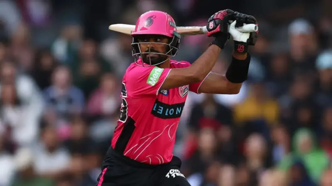 ಸಿಡ್ನಿ ಸಿಕ್ಸರ್ಸ್‌ ಪರ ಬಾಬರ್ ಆಝಂ 11 ಪಂದ್ಯಗಳನ್ನಾಡಿ ಒಟ್ಟು 202 ರನ್ ಗಳಿಸಿದರು. ಅವರ ಸರಾಸರಿ 22.44 ಮತ್ತು ಸ್ಟ್ರೈಕ್ ರೇಟ್ 103.06 ಆಗಿತ್ತು. ಇದರಲ್ಲಿ ಎರಡು ಅರ್ಧಶತಕಗಳು ಸೇರಿವೆ. ಆದರೆ ಎಲ್ಲಾ ಪಂದ್ಯಗಳಲ್ಲಿ ಅವರ ಆಮೆಗತಿಯ ಬ್ಯಾಟಿಂಗ್‌ ಸಾಕಷ್ಟು ಟೀಕೆಗಳಿಗೆ ಗುರಿಯಾಯಿತು. ಬಾಬರ್ ಅವರ ಈ ನಿದಾನಗತಿಯ ಬ್ಯಾಟಿಂಗ್‌ ತಂಡವನ್ನು ಒತ್ತಡಕ್ಕೊಳಗಾಗುವಂತೆ ಮಾಡಿತ್ತು.