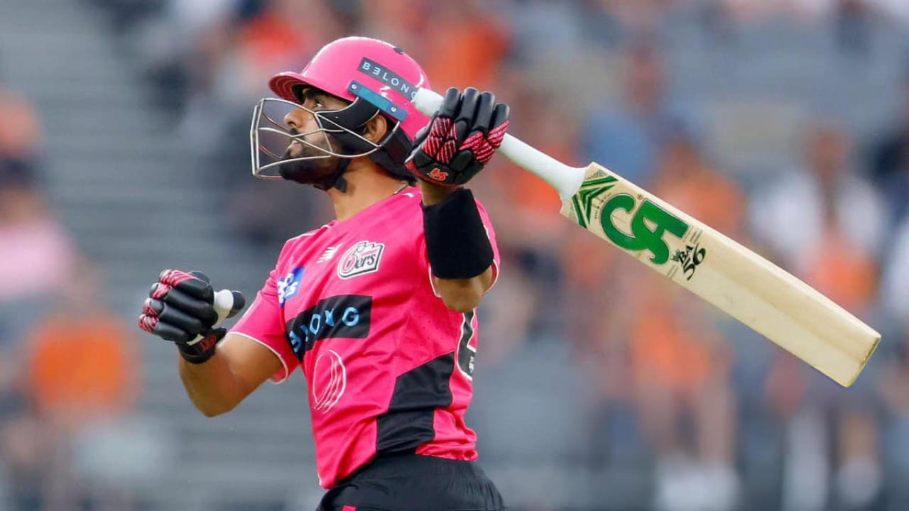 ಇದು ಮಾತ್ರವಲ್ಲದೆ ಭಾಗಶಃ ಪಂದ್ಯಗಳಲ್ಲಿ, ಬಾಬರ್ ಬೇಗನೆ ವಿಕೆಟ್ ಒಪ್ಪಿಸಿದರು ಅಥವಾ ತಮ್ಮ ನಿಧಾನಗತಿಯ ಬ್ಯಾಟಿಂಗ್​ನಿಂದ ತಂಡದ ಮೇಲೆ ಒತ್ತಡ ಹೇರಿದರು. ಇದೆಲ್ಲದರ ನಡುವೆಯೂ ಬಾಬರ್ ಪ್ರತಿ ರನ್‌ಗೆ ಸುಮಾರು 1.26-1.27 ಲಕ್ಷ ರೂ. ವೇತನ ಪಡೆಯಲಿದ್ದಾರೆ. 