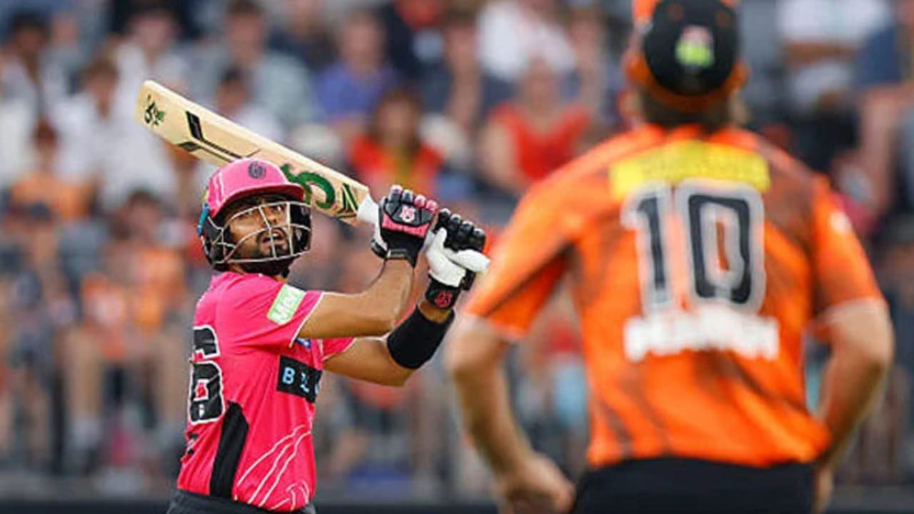 ಮೇಲೆ ಹೇಳಿದಂತೆ ಬಾಬರ್ ಈ ಪಂದ್ಯದಲ್ಲಿ ಮಾತ್ರವಲ್ಲ, ಬದಲಿಗೆ ಪಂದ್ಯಾವಳಿಯ ಉದ್ದಕ್ಕೂ ರನ್ ಗಳಿಸಲು ಹೆಣಗಾಡಿದ್ದಾರೆ. ಇಲ್ಲಿಯವರೆಗೆ ಎಂಟು ಇನ್ನಿಂಗ್ಸ್‌ಗಳನ್ನಾಡಿರುವ ಬಾಬರ್ ಕೇವಲ 154 ರನ್ ಗಳಿಸಿದ್ದಾರೆ. ಇದರಲ್ಲಿ ಎರಡು ಅರ್ಧಶತಕಗಳು ಸೇರಿವೆ, ಆದರೆ ಅವರ ಸ್ಟ್ರೈಕ್ ರೇಟ್ ಕೇವಲ 104.05 ಆಗಿದ್ದು, ಸ್ಟ್ರೈಕ್ ರೇಟ್ ವಿಷಯದಲ್ಲಿ ಬಾಬರ್ ಲೀಗ್‌ನಲ್ಲಿ 66 ನೇ ಸ್ಥಾನದಲ್ಲಿದ್ದಾರೆ.
