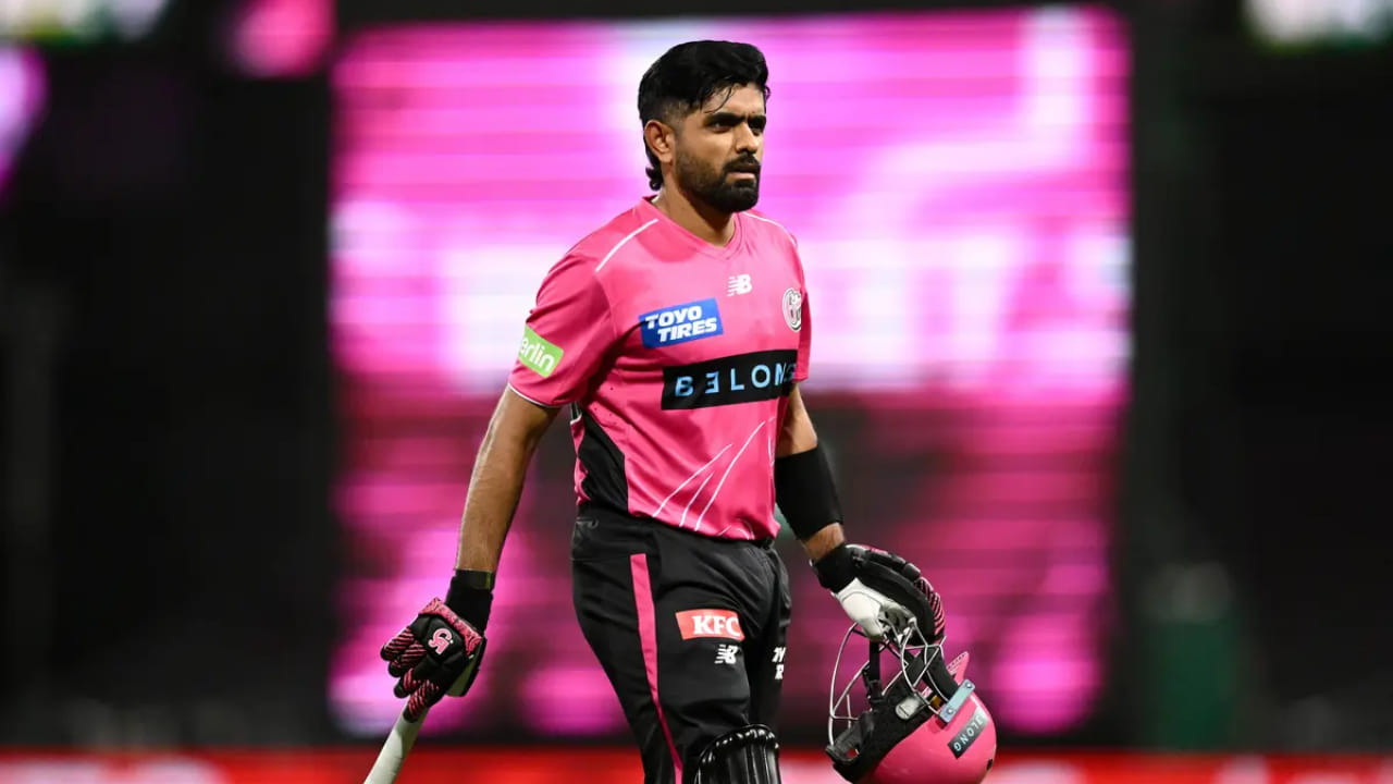 ಬಿಬಿಎಲ್​​ನಲ್ಲಿ ಸಾಕಷ್ಟು ಟೀಕೆಗಳಿಗೆ ಗುರಿಯಾದ ಬಾಬರ್ ತಮ್ಮ ಸ್ಟ್ರೈಕ್ ರೇಟ್​ನಿಂದ ಚರ್ಚೆಯ ವಿಷಯವಾಗಿದ್ದರು. ಇದು ಮಾತ್ರವಲ್ಲದೆ ಸ್ಟೀವ್ ಸ್ಮಿತ್ ಸ್ಟ್ರೈಕ್ ನೀಡಲು ನಿರಾಕರಿಸಿದ್ದು ಕೂಡ ವಿವಾದ ಹುಟ್ಟುಹಾಕಿತ್ತು. ಇದೆಲ್ಲದರ ನಡುವೆ ಇದೀಗ ಸೀಸನ್ ಅರ್ಧಕ್ಕೆ ತಂಡ ತೊರೆದಿರುವ ಬಾಬರ್​ಗೆ ಮುಂದಿನ ಆವೃತ್ತಿಯ ಬಿಬಿಎಲ್​ನಲ್ಲಿ ಆಡುವ ಅವಕಾಶ ಸಿಗುವ ಸಾಧ್ಯತೆಗಳಿಲ್ಲ ಎನ್ನಬಹುದು.