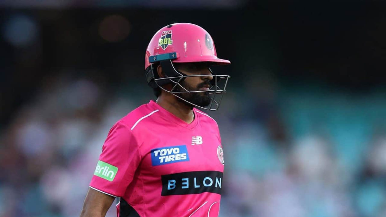 ಪಾಕಿಸ್ತಾನದ ಮಾಜಿ ನಾಯಕ ಬಾಬರ್ ಅಜಮ್ 2025/26 ರ ಬಿಗ್ ಬ್ಯಾಷ್ ಲೀಗ್​ನಲ್ಲಿ ಅತ್ಯಂತ ದುಬಾರಿ ವಿದೇಶಿ ಆಟಗಾರನಾಗಿ ಸಿಡ್ನಿ ಸಿಕ್ಸರ್ಸ್‌ ತಂಡವನ್ನು ಸೇರಿಕೊಂಡಿದ್ದರು. ಆದಾಗ್ಯೂ ಅವರು ಪಡೆದ ವೇತನಕ್ಕೆ ಸಮನಾದ ಪ್ರದರ್ಶನವನ್ನು ಬಾಬರ್​ಗೆ ನೀಡಲು ಸಾಧ್ಯವಾಗಲಿಲ್ಲ. ಇದರಿಂದಾಗಿಯೇ ಬಾಬರ್​ ಈ ಲೀಗ್​ನಲ್ಲಿ ಸಾಕಷ್ಟು ಅವಮಾನಗಳನ್ನು ಅನುಭವಿಸಬೇಕಾಯಿತು.