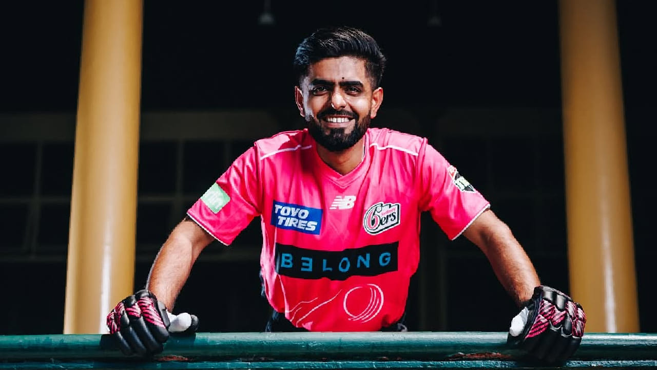 ಬಿಗ್ ಬ್ಯಾಷ್ ಲೀಗ್ನಲ್ಲಿ ಪಾಕಿಸ್ತಾನ್ ತಂಡದ ಸ್ಟಾರ್ ಬ್ಯಾಟರ್ ಬಾಬರ್ ಆಝಂ (Babar Azam) ಅತ್ಯಂತ ಹೀನಾಯ ದಾಖಲೆ ನಿರ್ಮಿಸಿದ್ದರು. ಅದು ಸಹ ಅತೀ ಹೆಚ್ಚು ಎಸೆತಗಳನ್ನು ಎದುರಿಸಿ ಅರ್ಧಶತಕ ಪೂರೈಸುವ ಮೂಲಕ ಎಂಬುದೇ ಅಚ್ಚರಿ.