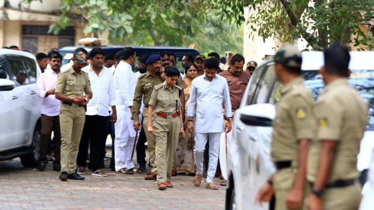 ಬಳ್ಳಾರಿ ಬ್ಯಾನರ್ ಗಲಾಟೆ: ಡಿಐಜಿಪಿ ವರ್ತಿಕಾ ಕಟಿಯಾರ್ ಎತ್ತಂಗಡಿ; ನೂತನ ಎಸ್ಪಿ ನೇಮಕ ಬಳ್ಳಾರಿ ಬ್ಯಾನರ್ ಗಲಾಟೆ: ಡಿಐಜಿಪಿ ವರ್ತಿಕಾ ಕಟಿಯಾರ್ ಎತ್ತಂಗಡಿ; ನೂತನ ಎಸ್ಪಿ ನೇಮಕ