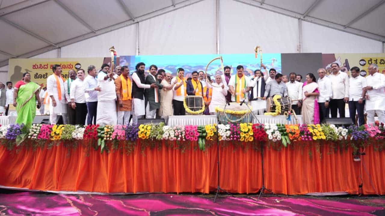 ಬಳ್ಳಾರಿಯಲ್ಲಿ ಬಿಜೆಪಿ ಬೃಹತ್ ಸಮಾವೇಶ: ಸರ್ಕಾರದ ವಿರುದ್ಧ ಗುಡುಗಿದ ಕೇಸರಿ ಪಡೆ