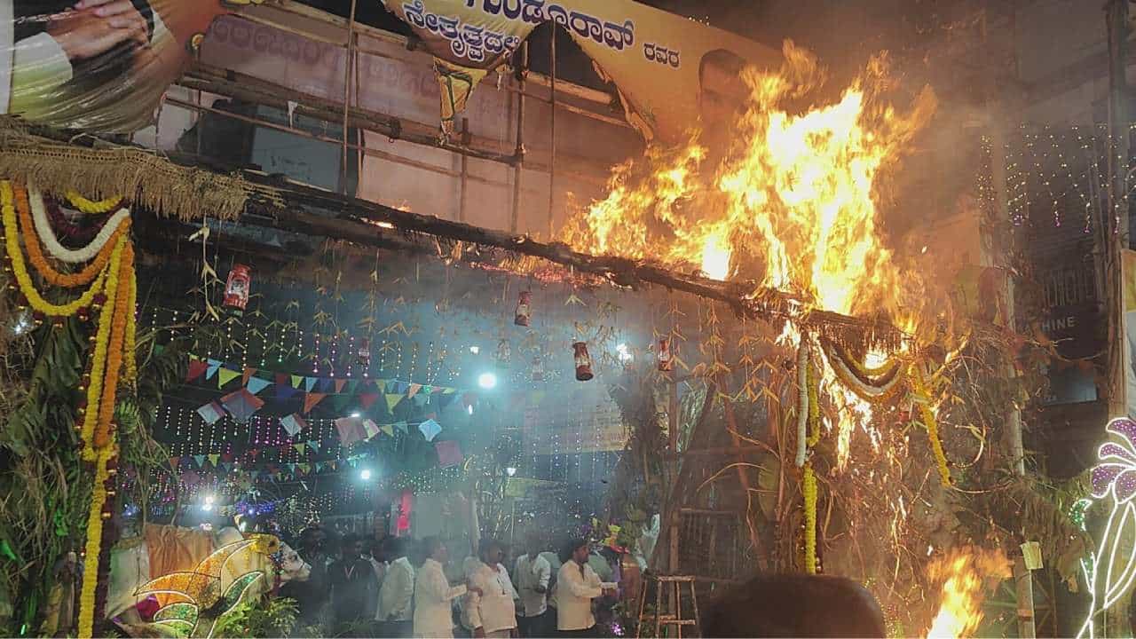 ಸಚಿವ ದಿನೇಶ್ ಗುಂಡೂರಾವ್ ಕಾರ್ಯಕ್ರಮದಲ್ಲಿ ಅಗ್ನಿ: ಸಂಕ್ರಾಂತಿ ಸಂಭ್ರಮದಲ್ಲಿ ಬೆಂಕಿ ಸಚಿವ ದಿನೇಶ್ ಗುಂಡೂರಾವ್ ಕಾರ್ಯಕ್ರಮದಲ್ಲಿ ಅಗ್ನಿ: ಸಂಕ್ರಾಂತಿ ಸಂಭ್ರಮದಲ್ಲಿ ಬೆಂಕಿ